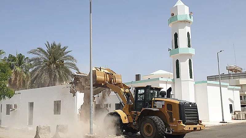 بلدية عزيزية جدة تزيل مباني مخالفة شُيِّدت داخل حديقة عامة