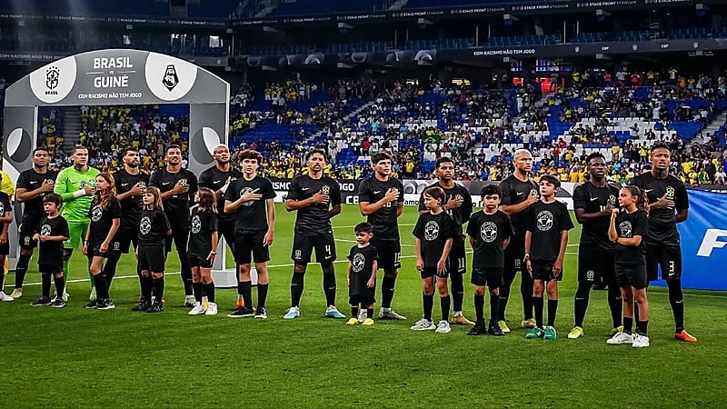 منتخب البرازيل يرتدي الأسود أمام غينيا لمحاربة العنصرية 