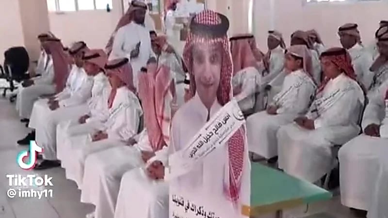 مدرسة تجمع صدقة جارية لأحد طلابها المتوفى قبل شهر من تخرجه - فيديو