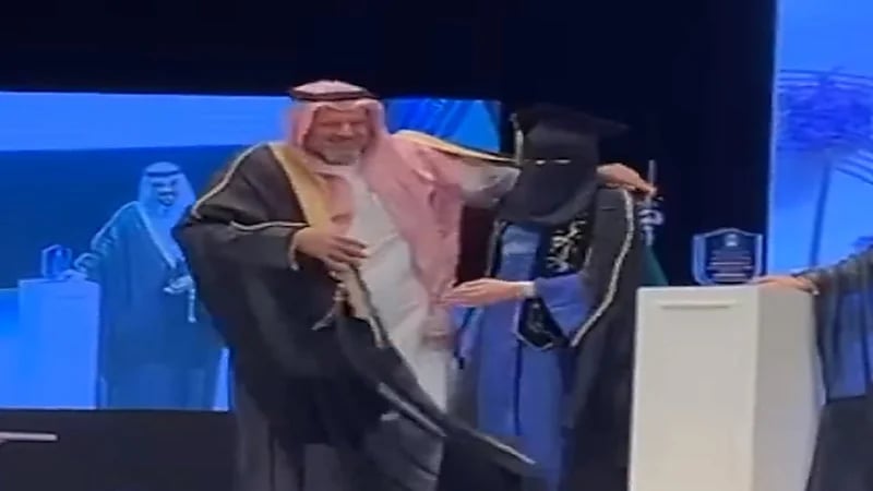 مواطن يضم ابنته داخل بشته احتفاء بتخرجها .. فيديو