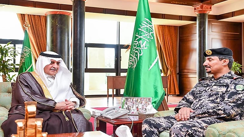 أمير تبوك يستقبل قائد قوة أمن المنشآت