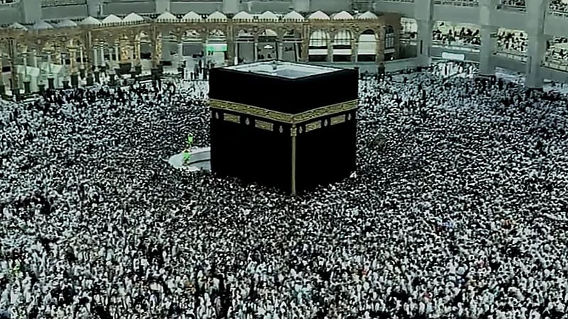 الكعبة تستقبل زوارها صبيحة أول جمعة للعام الهجري الجديد .. فيديو