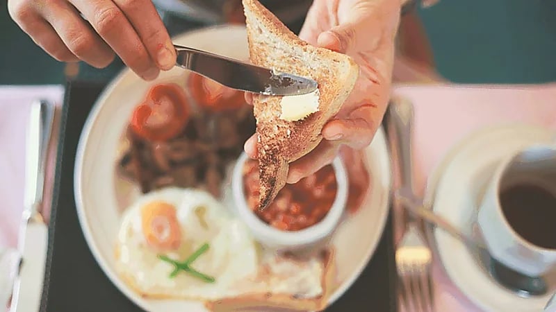 تأخير وجبة الإفطار يهدد بالإصابة بمرض خطير