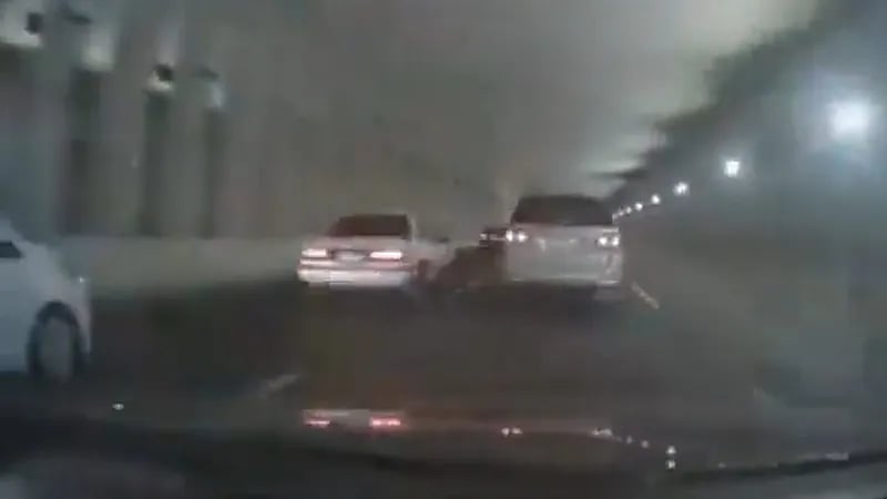 انقلاب سيارة قائد متهور بنفق الأندلس في جدة.. فيديو