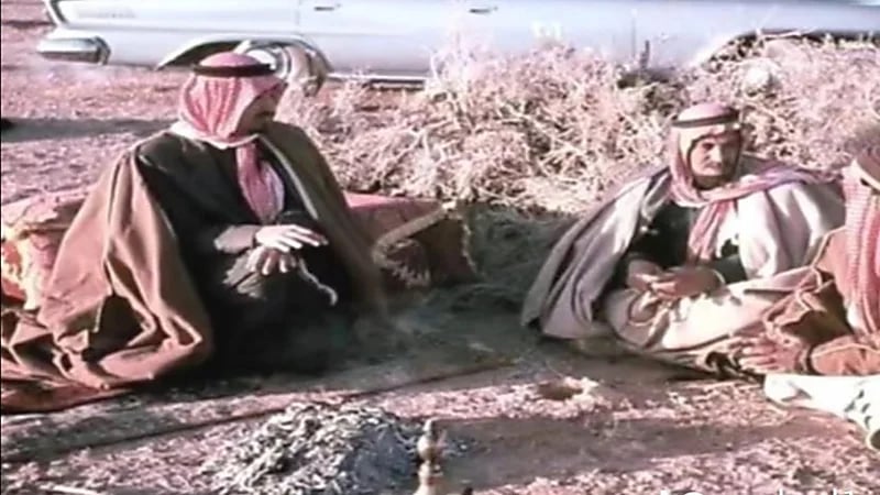 لقطات نادرة للملك خالد تتسم بالبساطة والعفوية