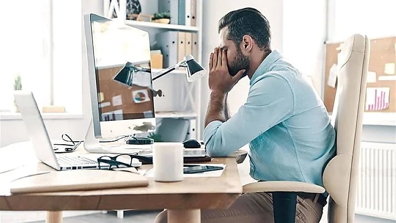 الجلوس طويلا يؤدي إلي إيذاء ظهرك ورقبتك