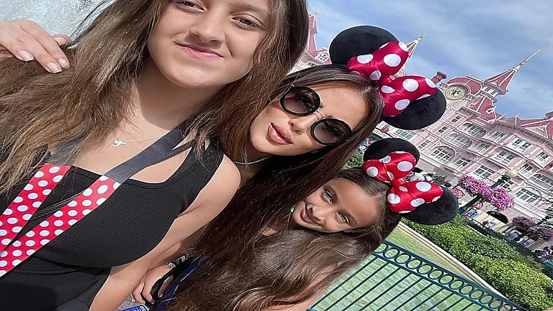 رضوى الشربيني رفقة بناتها في باريس..صور