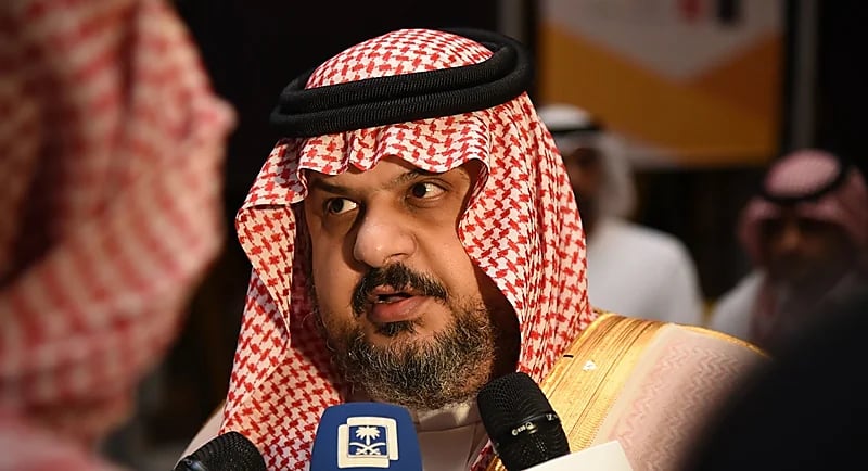 الأمير عبدالرحمن بن مساعد منبهر بنقل قناة فرنسية لمباراة الأهلي والحزم