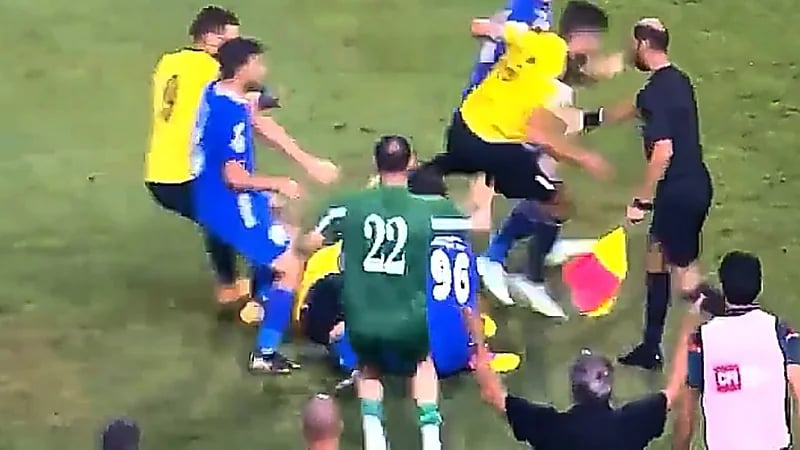 إشتباكات بالأيدي في ديربي الشمال بالأردن بين فريقي الرمثا والحسين  .. فيديو