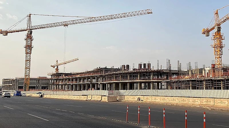 مجمع تجاري جديد بتصميم مميز على طريق قباء..صور