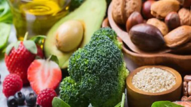 10 أطعمة لتقوية الجسم والدماغ بعد سن الخمسين