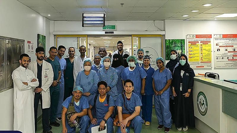 إنهاء معاناة 100 مريض بالماء الأبيض في التخصصي للعيون بجازان