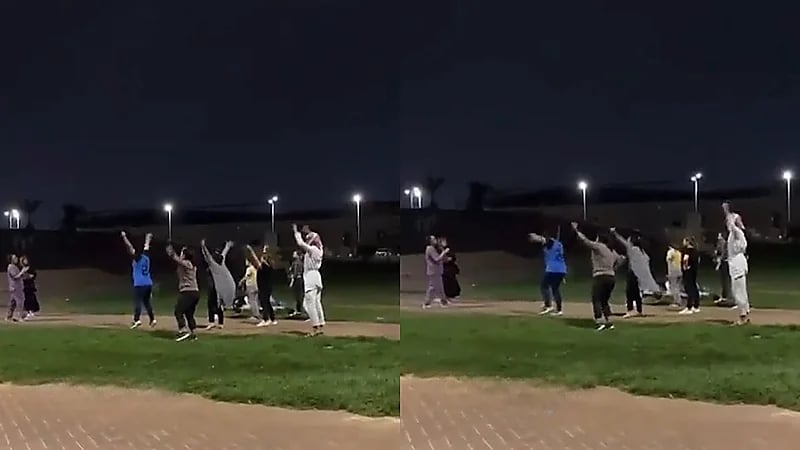 شاب يدخل تجمع تمرين فتيات بأحد الحدائق العامة ويتمرن معهم .. فيديو