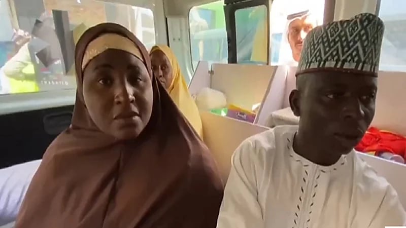 دموع فرح والدة التوأم "حسانة وحسية" قبل نقلهم للرياض لإجراء عملية الفصل .. فيديو