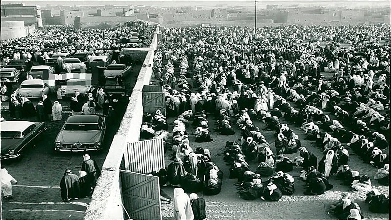 صورة نادرة للملك سعود يصلي صلاة عيد الفطر في مصلى العيد بالرياض