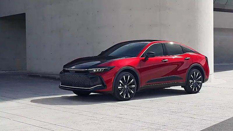 مقارنة بين سيارة تويوتا كراون ماجيستا وبريميوم 2023 .. فيديو