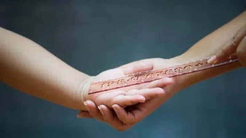 محامي: عقوبة ضرب الطالب تصل للسجن 5 سنوات..فيديو