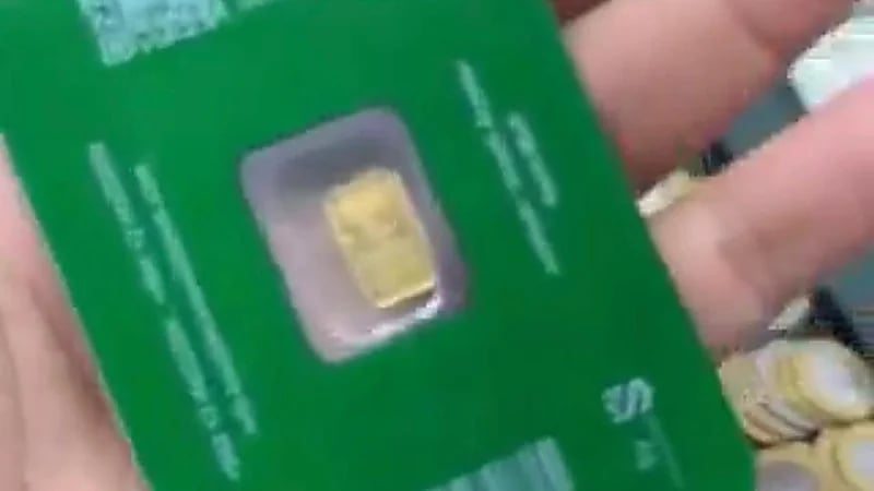 صاحب محل ذهب : عندنا زبون يجينا شهريًا  يشتري سبائك بالهلل الزايد ٠٠فيديو