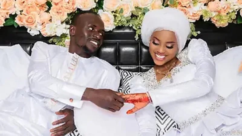 استقبال حاشد لزوجة ساديو ماني في مدرستها  ..  فيديو