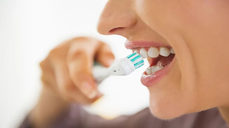 مختصة تنصح: لا تغسلوا الأسنان بالماء بعد المعجون .. فيديو