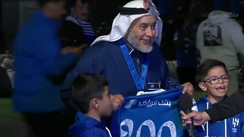 مشجع هلالي : هذا التيشيرت رقم 200 التي أحضرها من تبوك للهلال .. فيديو