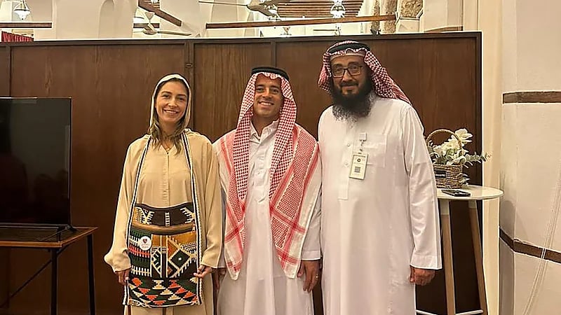 للتعرف على الإسلام  ..  تياغو ميلو وعائلته يزورون أقدم مساجد جدة