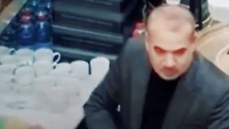 بائع قهوة يبصق داخل الفناجين لتنظيفها .. وتحرك أمني ضده .. فيديو