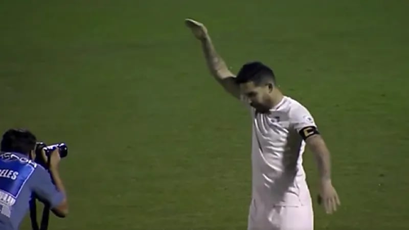 ردة فعل لاعب نيوم بيتروس بعد الصعود لـ يلو .. فيديو