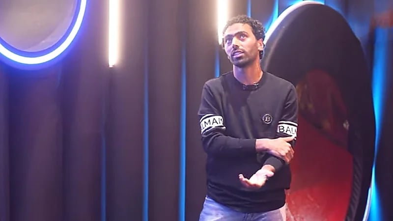 نجم الأهلي المصري يعتذر لوالدة محمد الشيبي .. فيديو