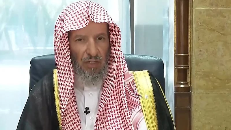 الشيخ الشثري يوضح حكم تغميض العينين أثناء الصلاة والدعاء بقصد الخشوع .. فيديو