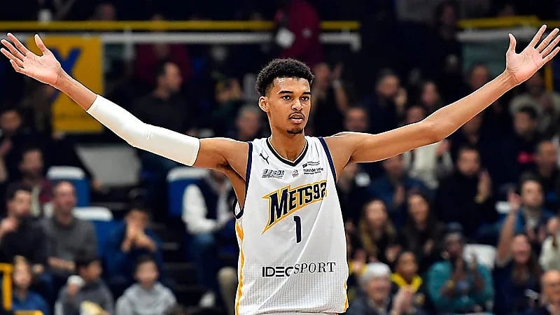 25 ألف دولار .. تغريم نجم "إن بي إيه" بسبب إلقاء كرة في المدرجات