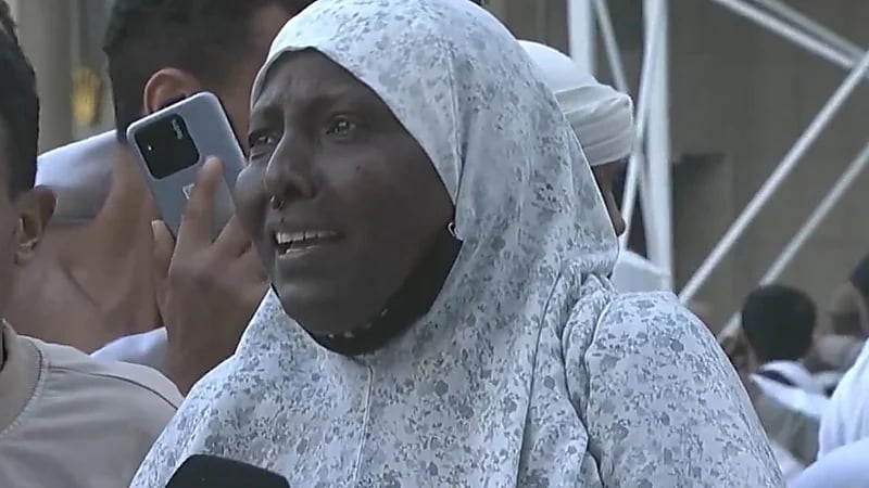 معتمرة سودانية تبدي إعجابها بحسن تعامل رجال الأمن في المسجد الحرام .. فيديو