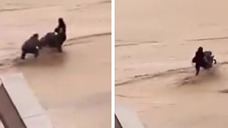 أم تحاول عبور جارف وهي تدف عربية طفلها الرضيع وتعرضه للخطر .. فيديو