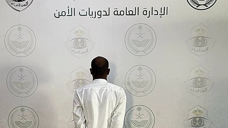 ضبط مقيم نشر محتوى مرئي بمضامين وإيحاءات جنسية ومنافية للآداب .. فيديو