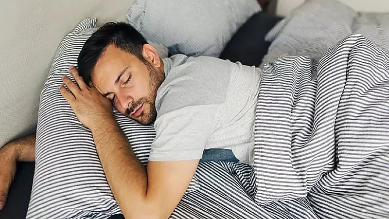 استشاري : الإنسان يحتاج من 5 لـ 10 أيام لتعديل موعد نومه بعد رمضان.. فيديو