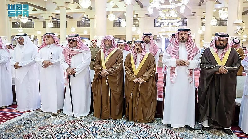 أمير الرياض يؤدي صلاة الميت على صاحب السمو الملكي الأمير منصور بن بدر .. صور