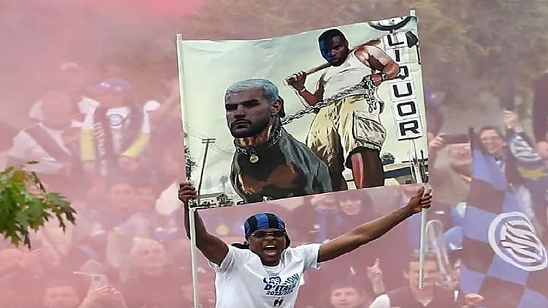 أول تعليق لـ دومفريس بعد رفعه صورة كلب بوجه لاعب ميلان