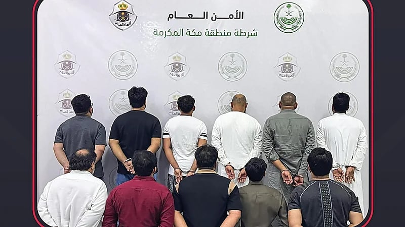الإطاحة بـ9 مقيمين ووافدين بتأشيرة زيارة لترويجهم بطاقات نسك حاج مزورة .. فيديو