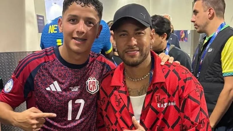 لاعبو كوستاريكا يتجمعون حول نيمار لالتقاط صور معه .. فيديو