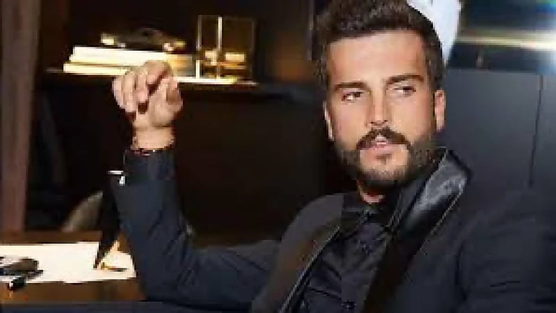 مهند الحميدي : لا تنظفوا شعركم بالشامبو اغسلوه بالبيض بس .. فيديو