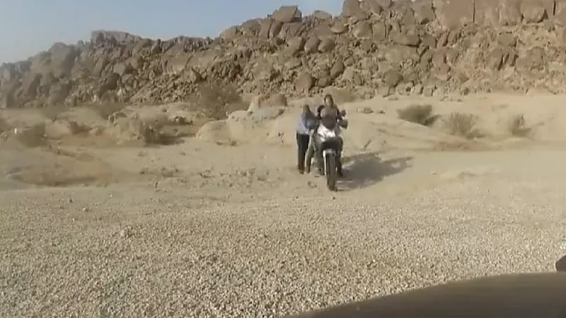 مواطنون يفزعون لمساعدة فتاة سويدية تائهة خلال رحلتها إلى جدة .. فيديو