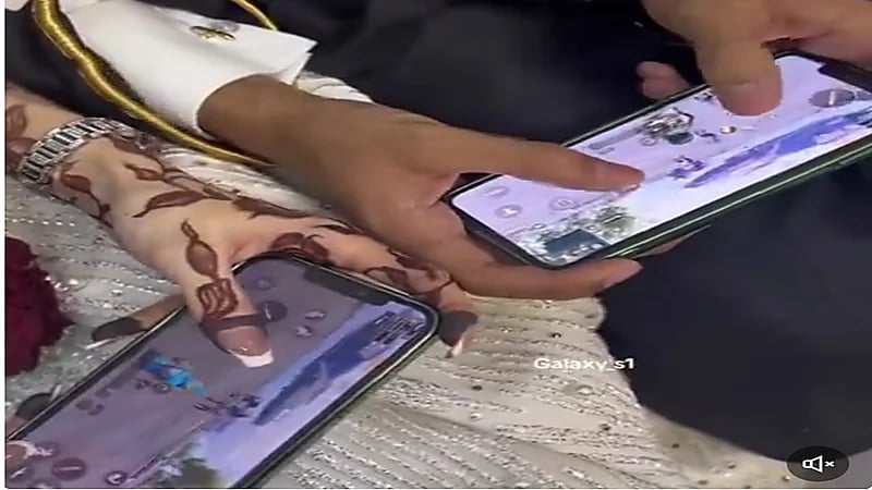 زوجان يلعبان لعبة "ببجي" في حفل زفافهم.. فيديو