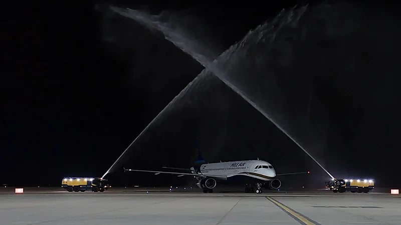 تدشين أول رحلة دولية من القاهرة إلى مطار عرعر .. صور