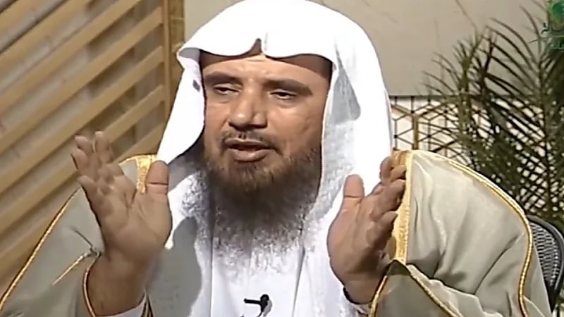 الخثلان يوضح هل يجوز تأخير الصلاة حال كان الشخص في الطائرة وعليه نجاسة .. فيديو