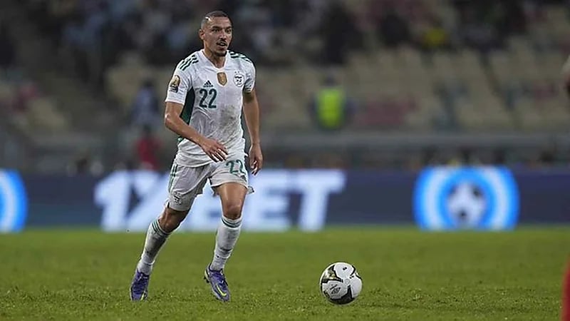 بن ناصر يغادر معسكر الجزائر على كرسي متحرك