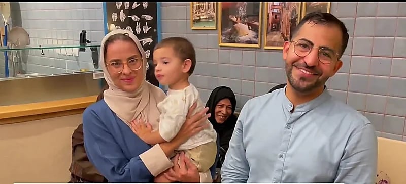 للمرة الأولى بالمملكة.. مطعم يديره ويعمل فيه طاقم من الصم ..فيديو