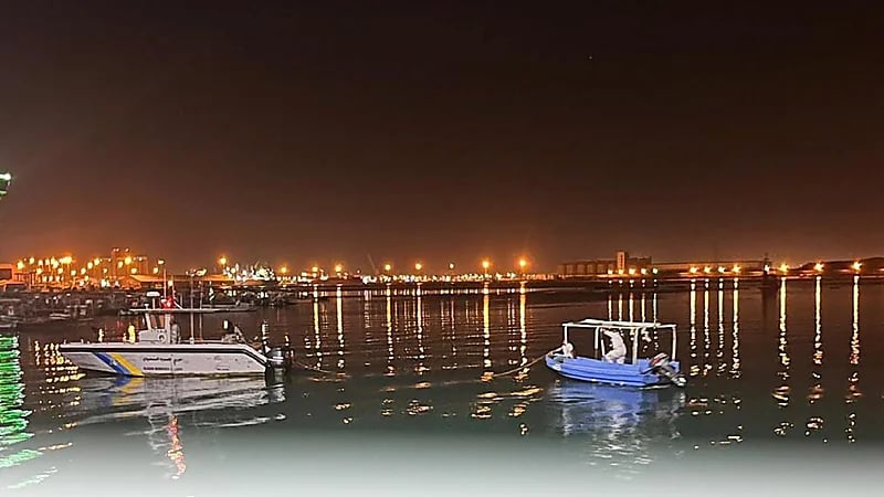 حرس الحدود يُنقذ مواطنين تعطلت واستطهما البحرية في عرض البحر