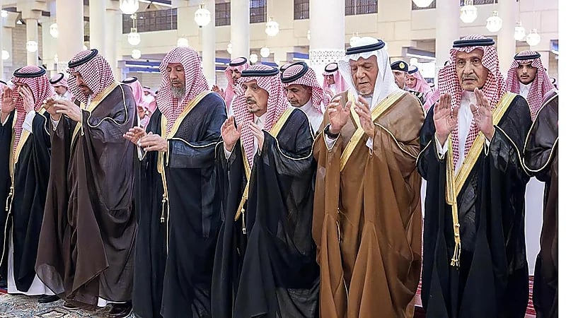 أمير الرياض يؤدي صلاة الميت على صاحب السمو الأمير سلطان بن محمد