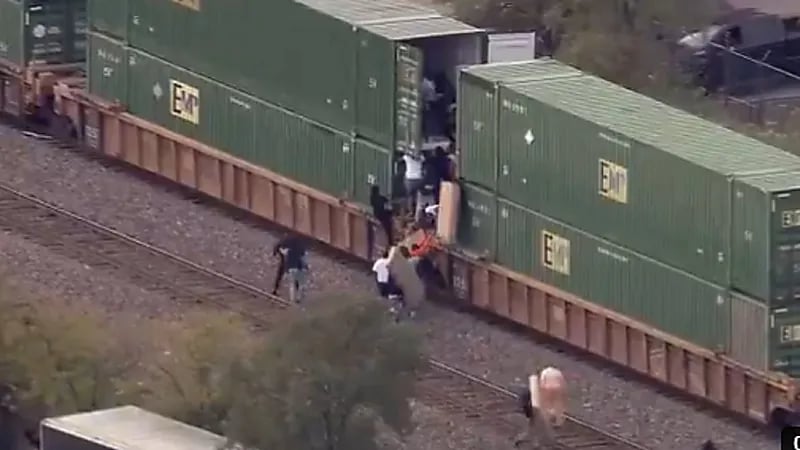 نهب جماعي لقطار متوقف يجر حاويات شحن في شيكاغو.. فيديو