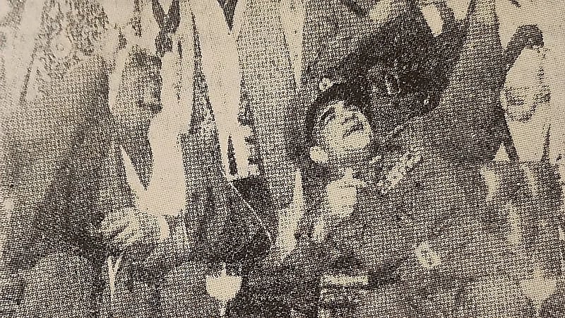 صورة تاريخية للملك سعود برفقة الرئيس محمد نجيب يشاهدان عرض للمظلات